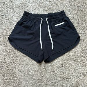 Vuori Clementine 2.0 4” Shorts. XS. Black. Worn once. Excellent condition.